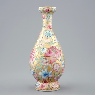 Een Chinese famille rose vaas met millefleurs decor op vergulde fond, 19/20e eeuw